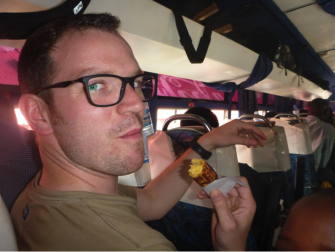 Matthias probiert seine erste gebratene Banane im Bus nach Kumi
